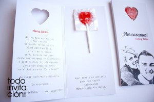 invitación original de boda con piruleta de corazón