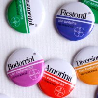 Chapas divertidas para tus invitados en tu boda